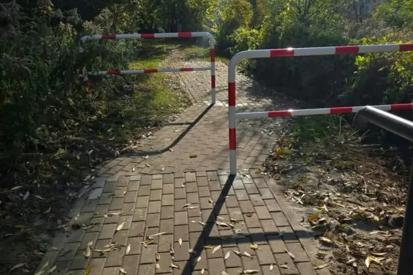 Barierki przy mostku w Szczytnikach ograniczą szybką jazdę