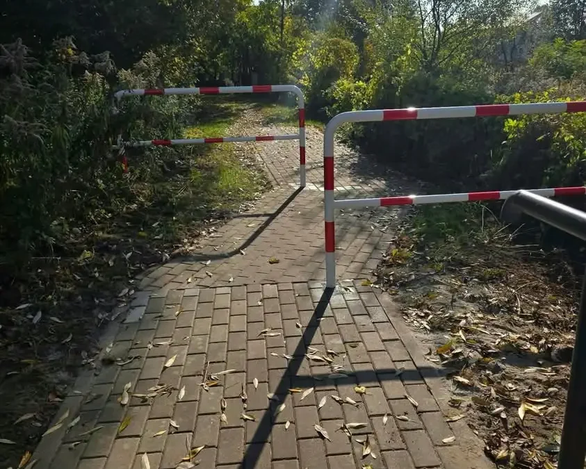 Barierki przy mostku w Szczytnikach ograniczą szybką jazdę