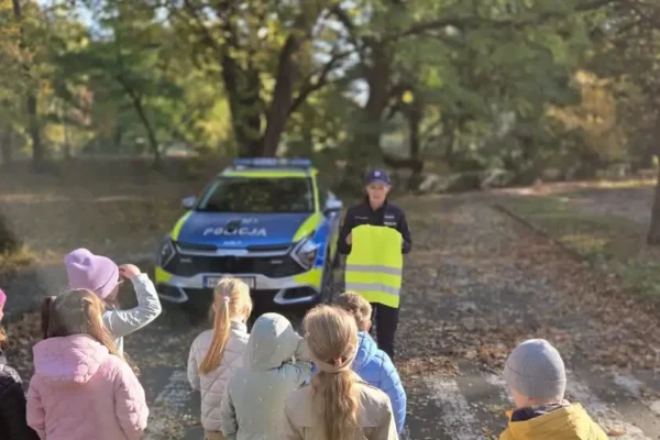 Policjantki z Kalisza uczyły przedszkolaki bezpieczeństwa na drodze