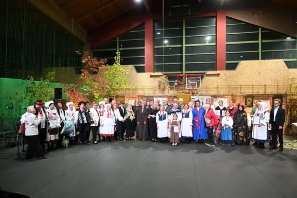 Widowisko „Nasze złote i słotne jesienie” w Liskowie – hołd dla ludowej tradycji