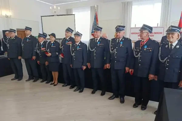 Strażacy z gminy Lisków z odznakami marszałka i nowymi władzami w powiecie