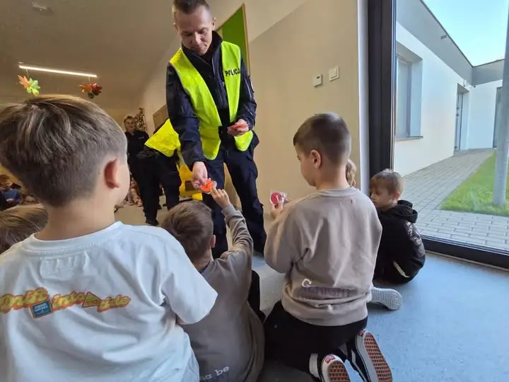 Kaliscy policjanci przypominają o odblaskach – rozdano kamizelki i opaski