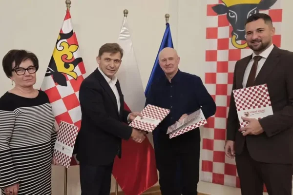 Powiat Kaliski kontynuuje ochronę wód. Nowa umowa na remont rowu i jazu w Gminie Brzeziny