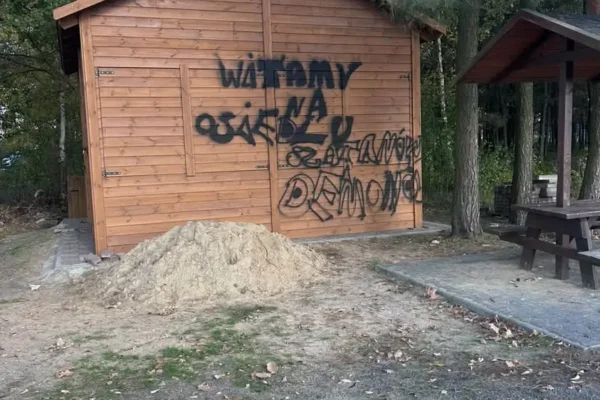 Wandalizm w Starym Kiączynie: zniszczono altanę wypoczynkową