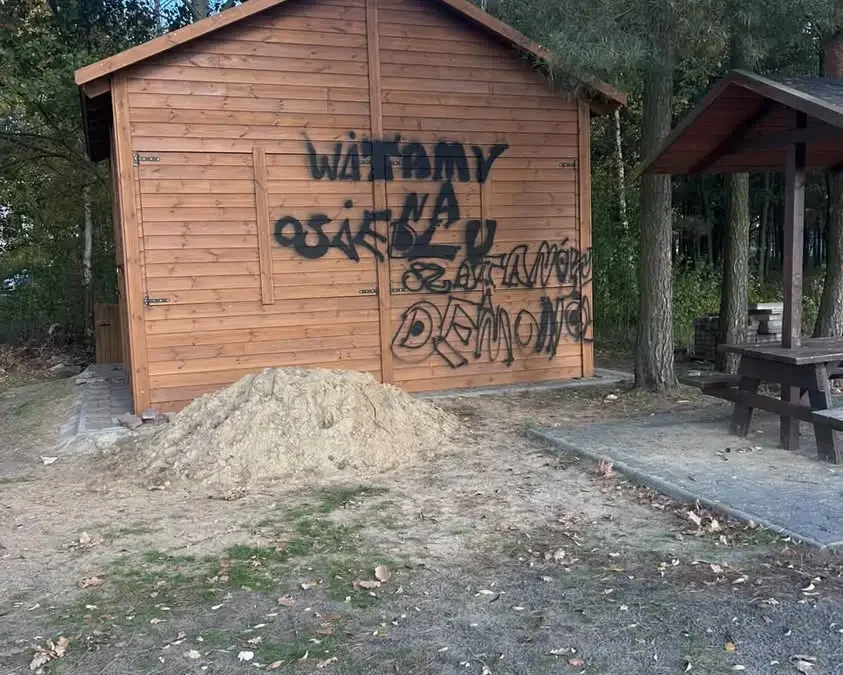Wandalizm w Starym Kiączynie: zniszczono altanę wypoczynkową