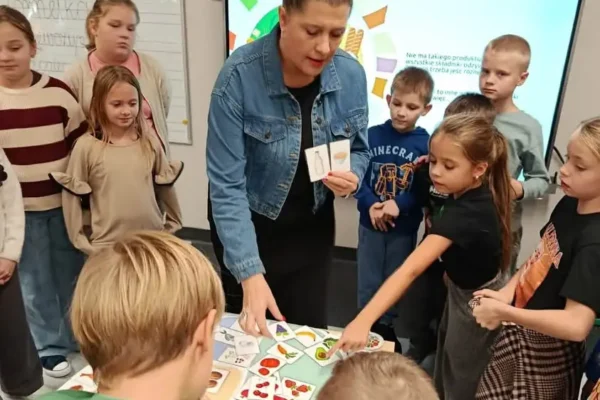 Sanepid w Kaliszu uczył drugoklasistów z Żelazkowa, jak komponować zdrowy talerz