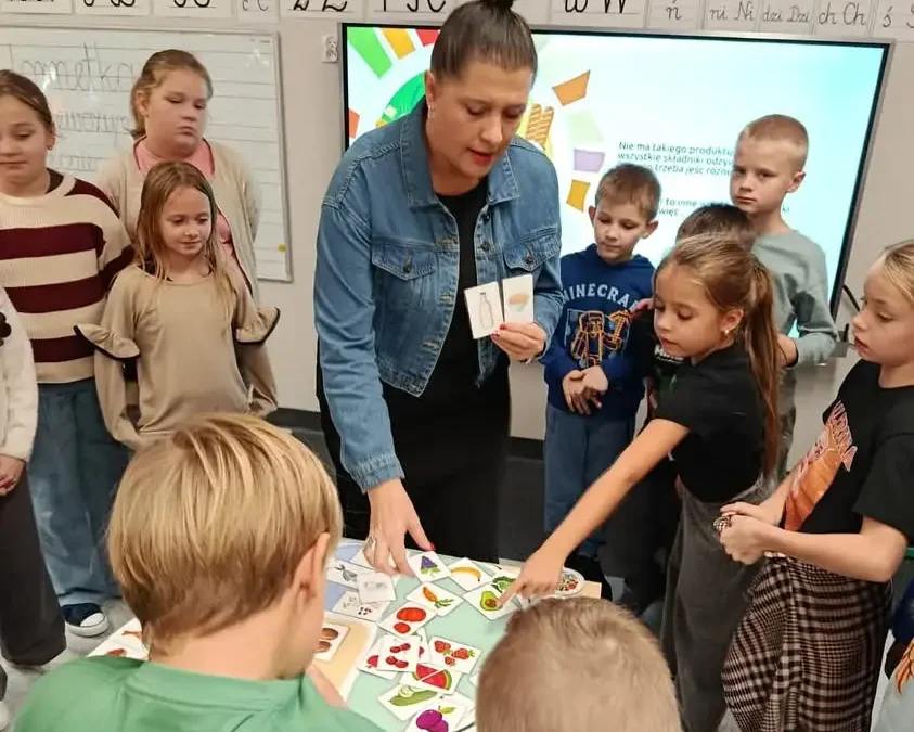 Sanepid w Kaliszu uczył drugoklasistów z Żelazkowa, jak komponować zdrowy talerz
