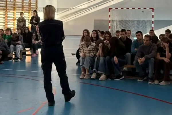 Policja w Kaliszu uczyła uczniów o cyberprzemocy i bezpieczeństwie