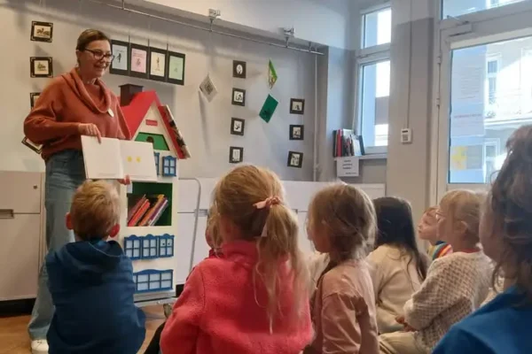 Przedszkolaki z „Rainbow” odkrywały bajkowe skarby w Filii nr 5