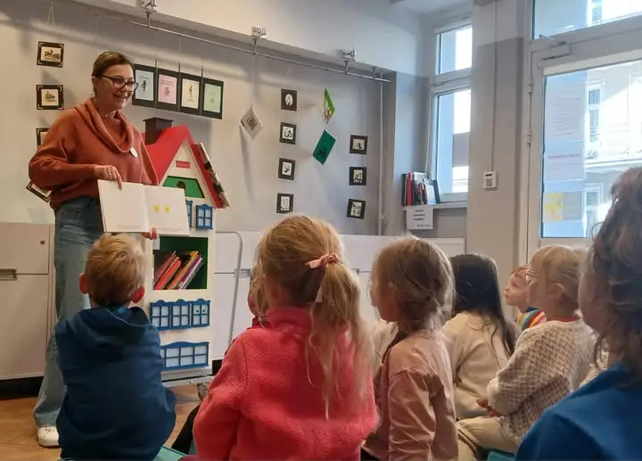 Przedszkolaki z „Rainbow” odkrywały bajkowe skarby w Filii nr 5