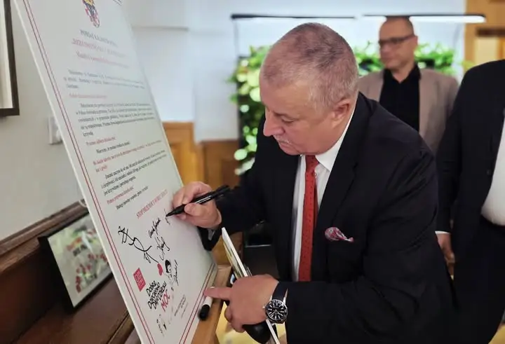 Powiat Kaliski przeciw przemocy wobec dzieci. Radni podpisali manifest kampanii